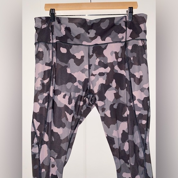 Athleta Women XL‎ Supersonic 7/8 Workout Running Tight Leggings Camo Lightning - Picture 4 of 12